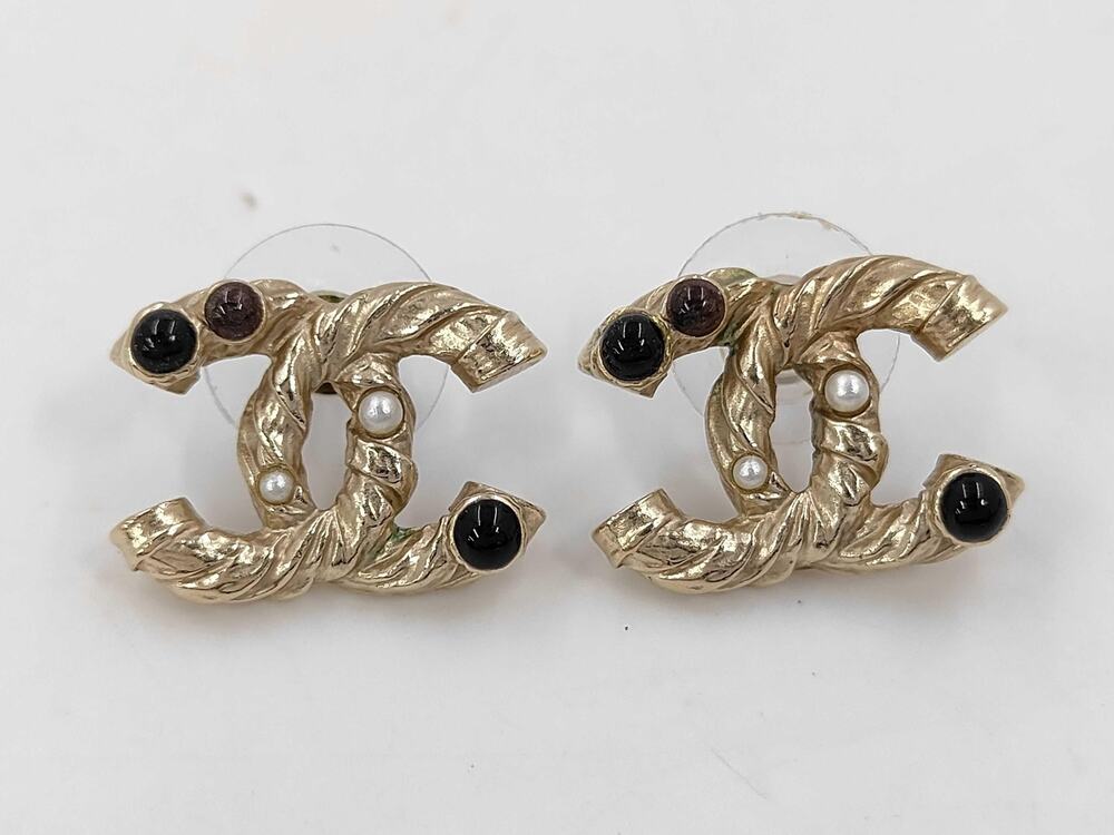 122 CHANEL Earrings